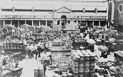 Fruit Laden op Covent Garden Markt, 1900 door English Photographer